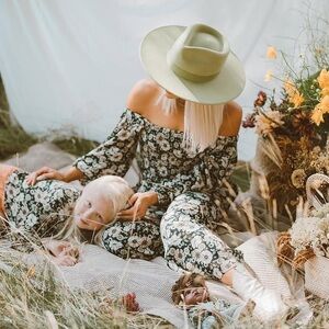 NWT Daisy Floral Off-Shoulder Flowy Long Sleeve Crop Top 70’s